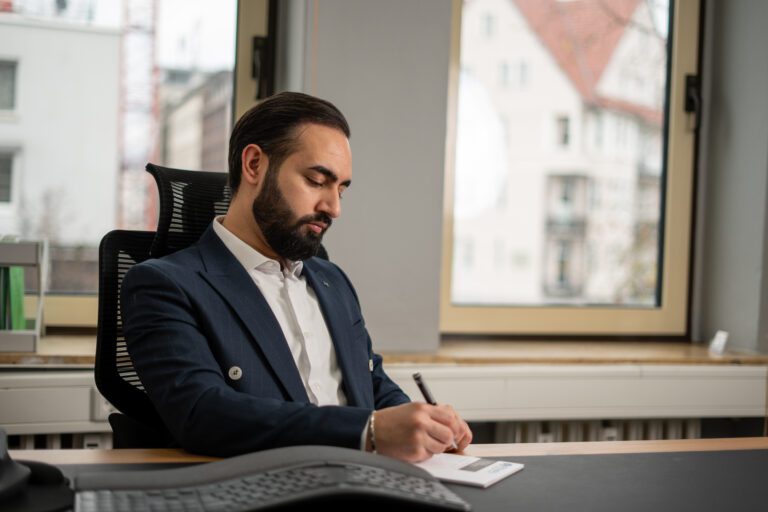 MPU-Berater von IFF MPU bei der Vorbereitung eines Beratungsgesprächs