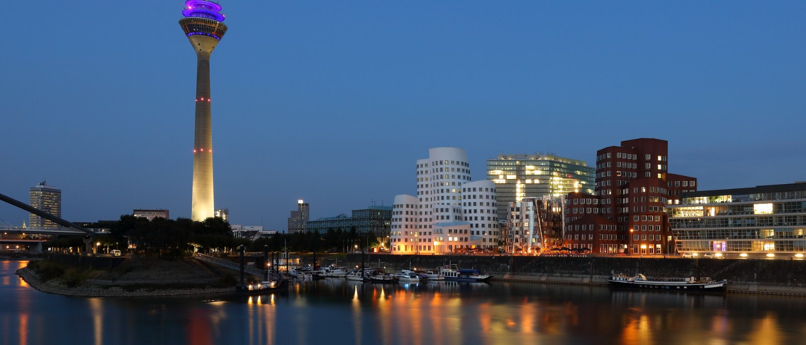 Rheinturm und Medienhafen in Düsseldorf zur blauen Stunde