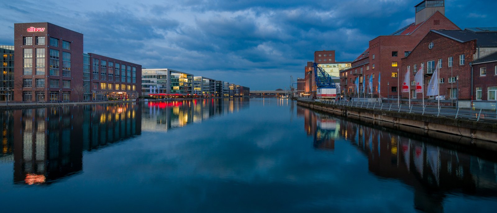 Innenhafen in Duisburg am Abend