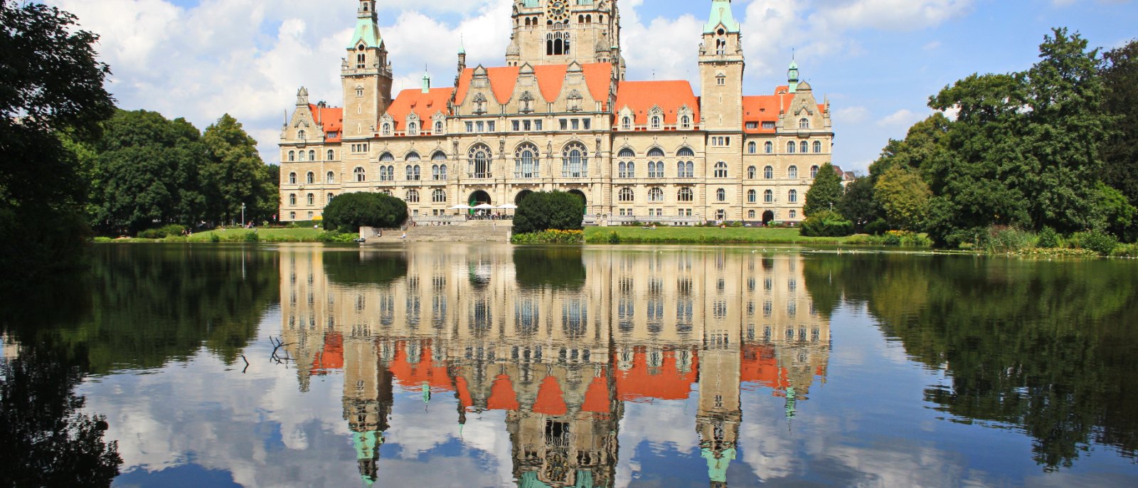Neues Rathaus in Hannover mit Spiegelung im Maschteich