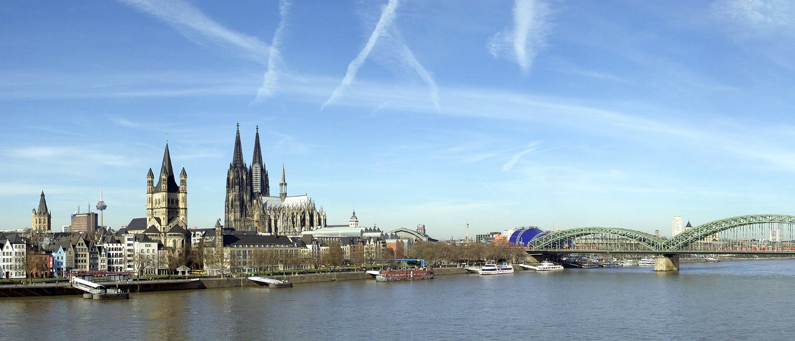 Rheinpanorama in Köln mit Kölner Dom und Hohenzollernbrücke